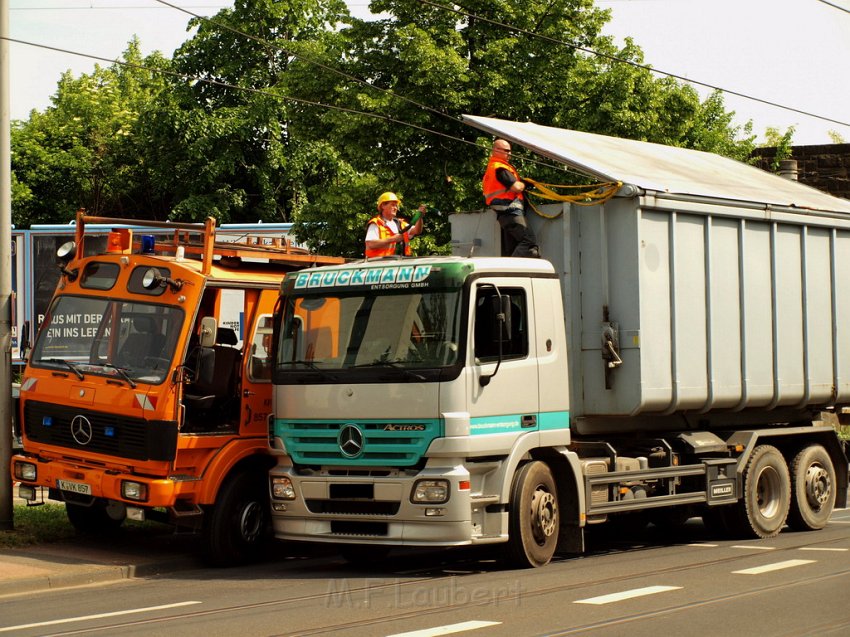 LKW riss Oberleitung ab Koeln Deutz Am Schnellert Siegburgerstr P082.JPG